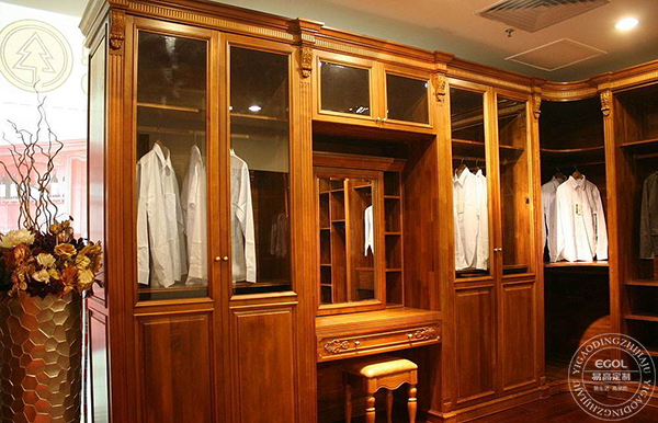 如何挑選一個真正的實(shí)木衣柜？