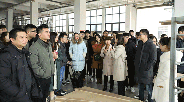 參觀智能生產(chǎn)車(chē)間及2800㎡產(chǎn)品體驗(yàn)中心
