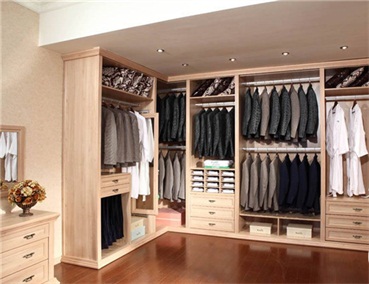 兼?zhèn)涫占{與裝飾的定制衣柜應(yīng)該如何設(shè)計呢？