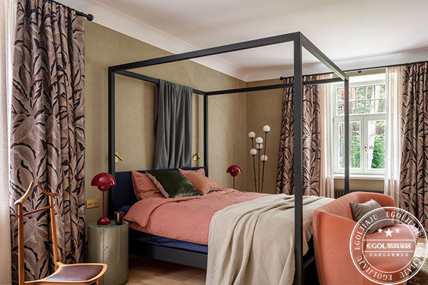 全屋定制家具哪些設(shè)計不可?。恳赘呒揖臃治? /></p>
<p><o:p></o:p></p>
<p>二、小短腿的家具不可以選<o:p></o:p></p>
<p>帶一點腿的家具很好看，可用許多設(shè)計風格的家居裝修，可是一點點腿的家具，每一次打掃的情況下，都需要虔心對他跪下，累積灰塵，打掃起來一點也不便捷；要想帶腿的家具最少要間距路面十公分朝上，滲透性好，便捷智能掃地機的出入，整潔沒留灰塵。</p>
<p><img src=