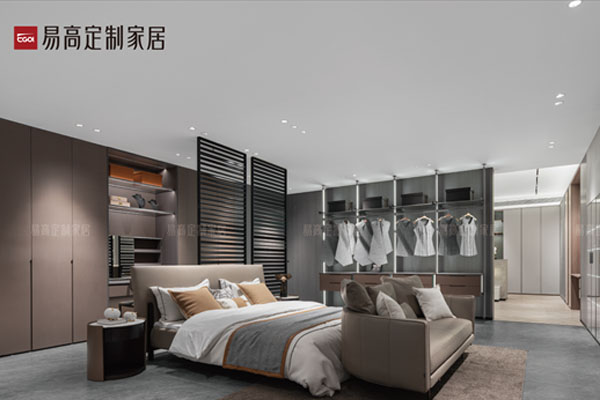  跨行能加盟全屋定制家具嗎？之前沒經(jīng)驗(yàn)?zāi)茏鰡幔? /></div>
<div>&nbsp; &nbsp; &nbsp;其次是相關(guān)內(nèi)容的培訓(xùn)，新手加盟商沒有專業(yè)的設(shè)計(jì)、銷售知識，團(tuán)隊(duì)人員組建時(shí)間不長，如何配合也是個(gè)問題，針對這一問題，全屋定制加盟品牌一般會提供全方位的培訓(xùn)，比如設(shè)計(jì)、安裝、銷售、管理等各個(gè)方面，幫助加盟商順利度過新手期。<img src=